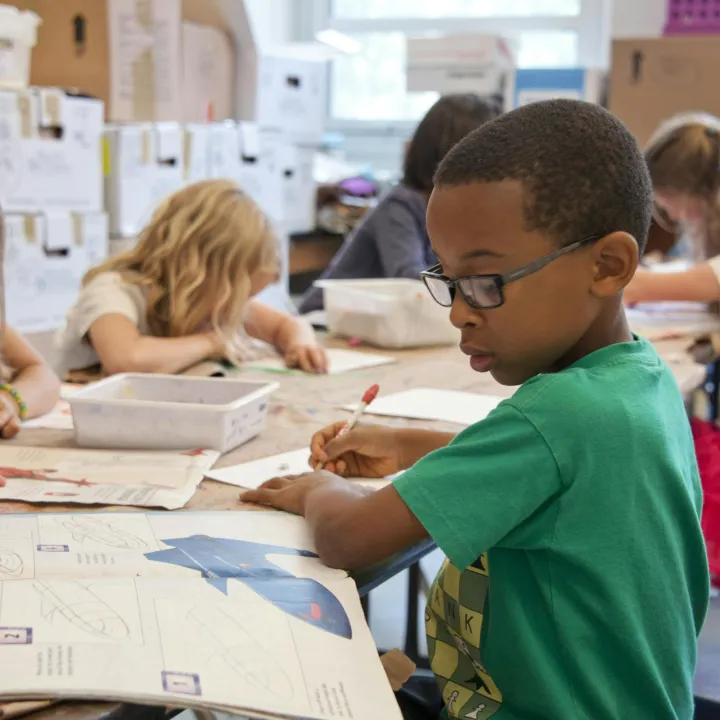 Enfants faisant des devoirs