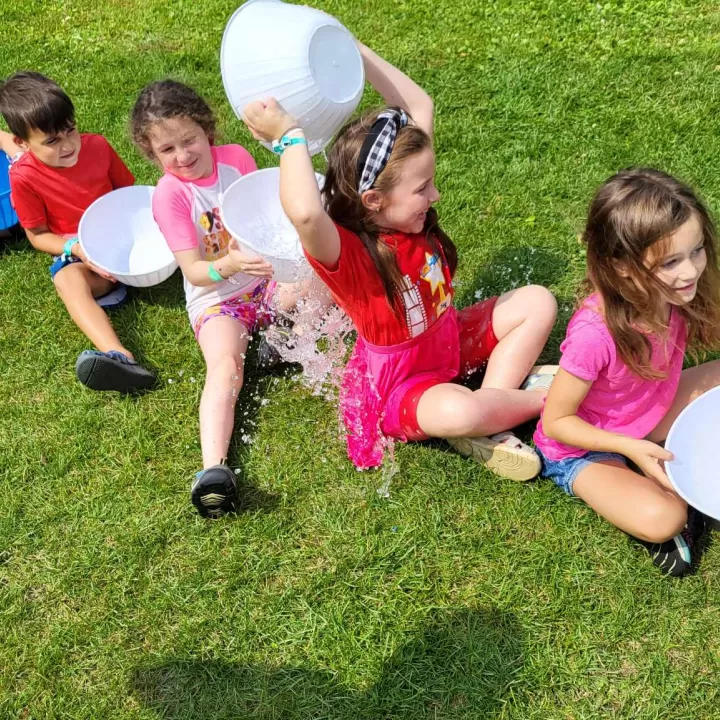 Enfants qui jouent au camp