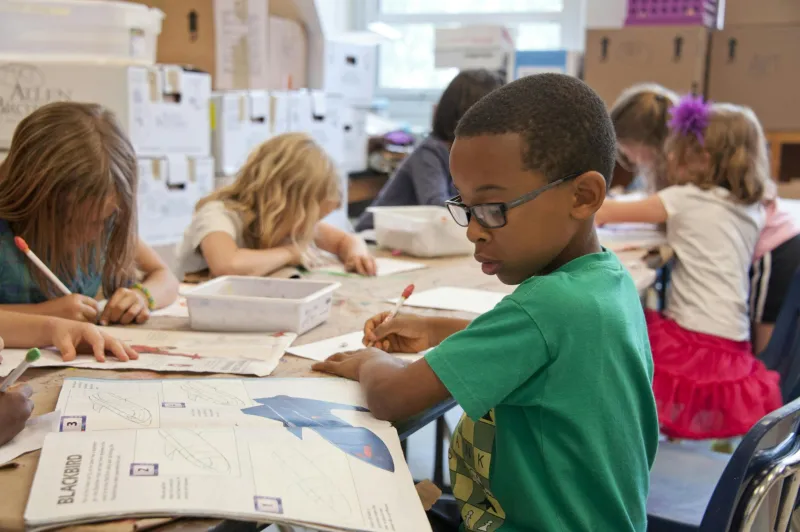 Enfants faisant des devoirs